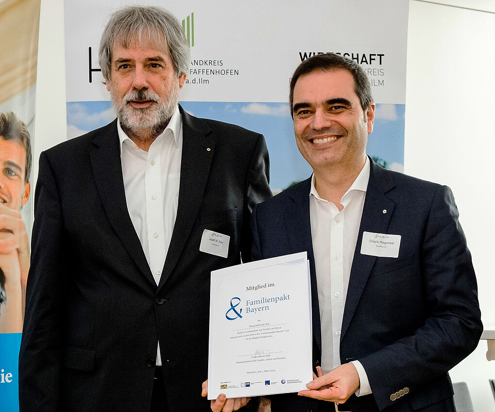 Presentation of Award Familienpakt Bayern (L: Josef W. Karl, Chairman of the Board/ R: Orazio Ragonesi, CEO)