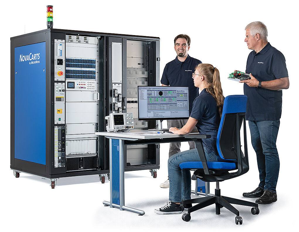 HiL Bild mit Menschen: NovaCarts HiL für Batteriemanagementsysteme von MicroNova