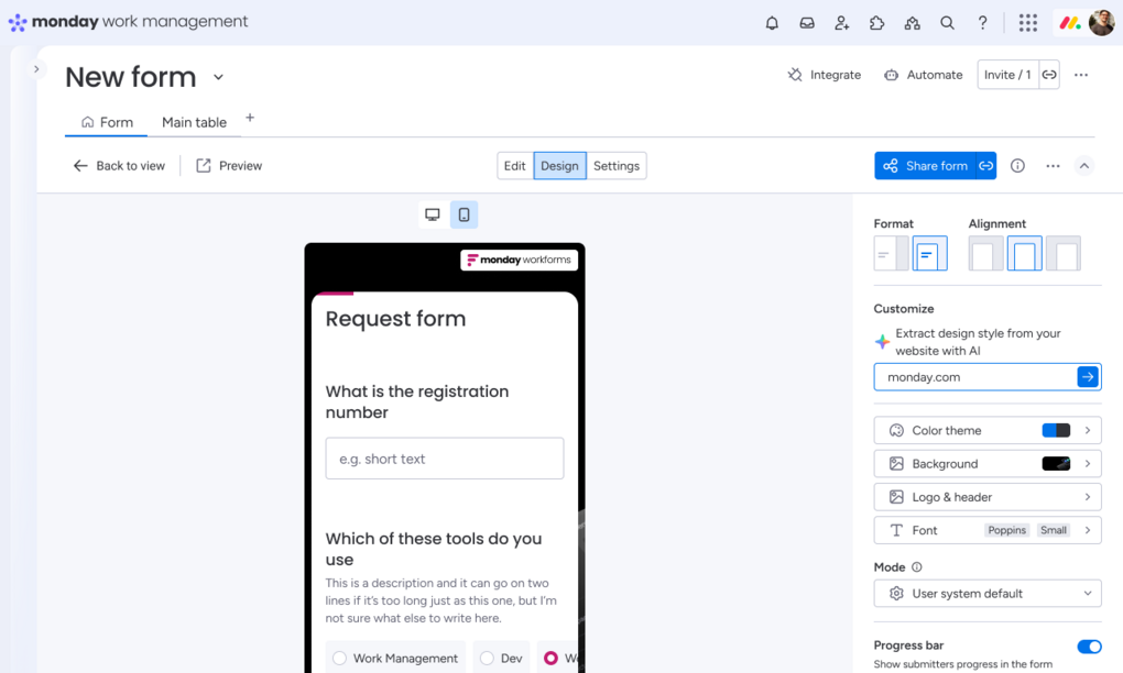 In monday WorkForms wird ein „Request form“ angezeigt, inkl. Design-Einstellungen mit Optionen für Format, Farben, Logo, Schriftart und KI-Funktionen, um Designs von Websites zu übernehmen.