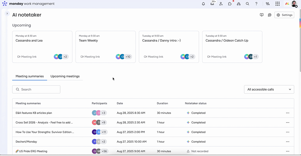 Übersicht der mit dem AI notetaker aufgezeichneten Besprechungen und Detailansicht eines Meetings mit Zusammenfassung, wichtigsten Punkten und KI-Chat für Nachfragen.